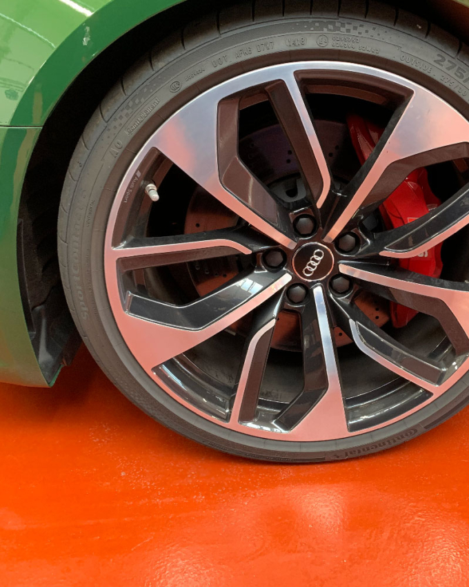 Trattamento innovativo e personalizzato per le ruote di un Audi RS4